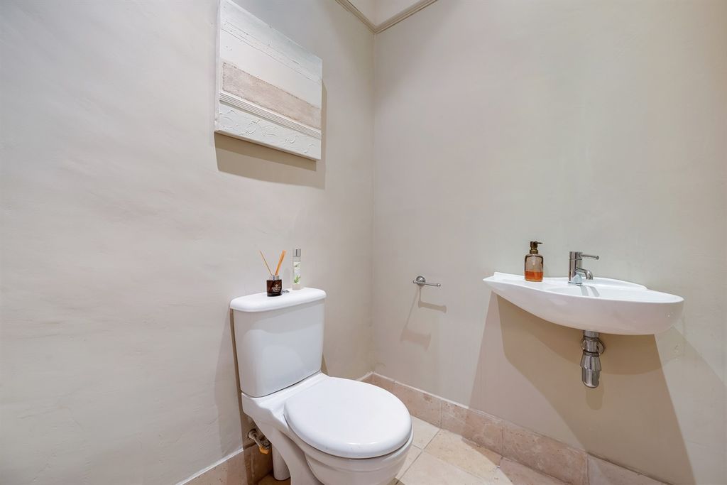Property photo 3 of 20 Cloaks/WC