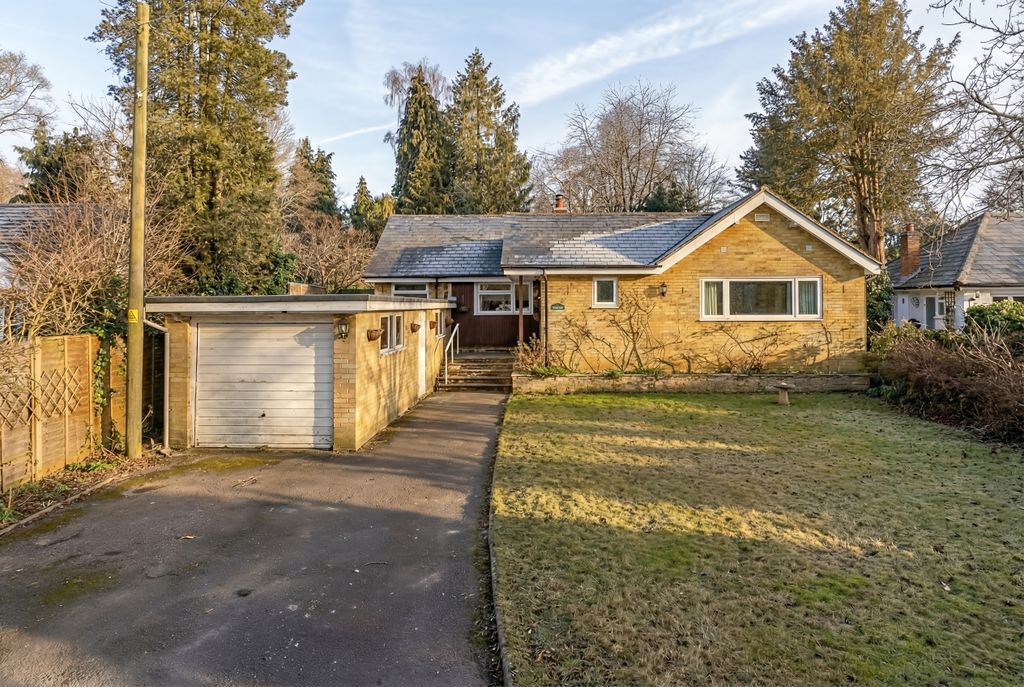 Property photo 1 of 13 Ashurst Dr Front