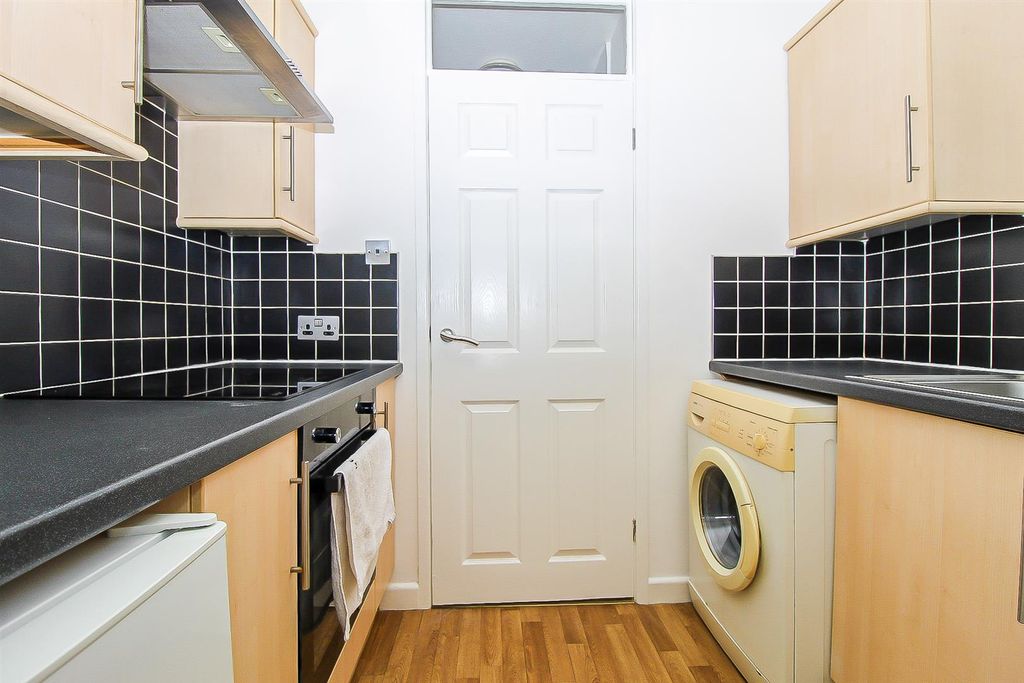 Property photo 3 of 7 Kitchen