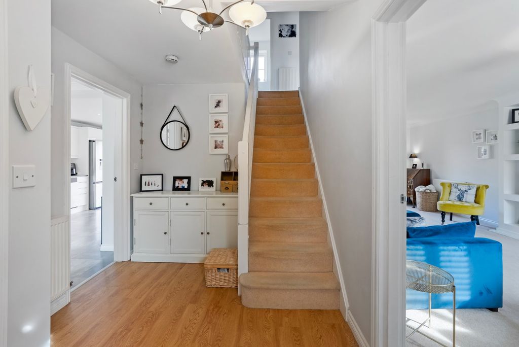 Property photo 2 of 20 Entrance Hall
