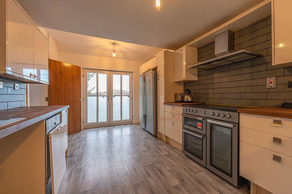 Property photo 2 of 32