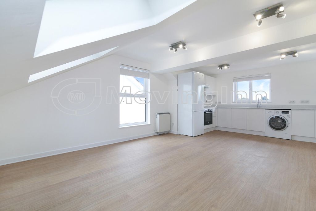 Property photo 3 of 9 Loft