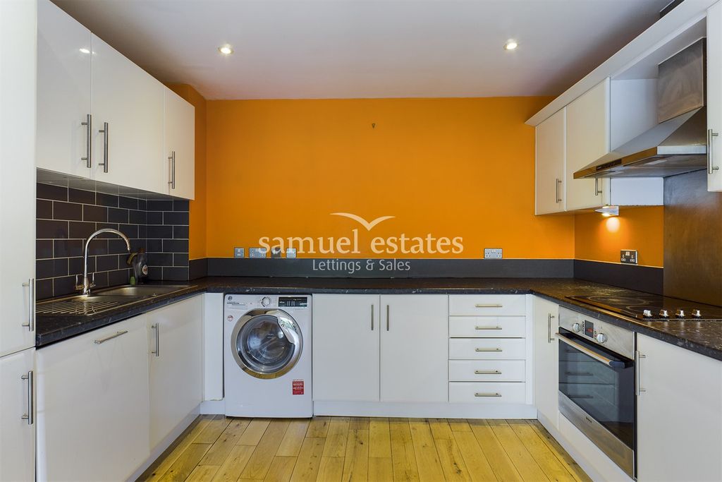 Property photo 3 of 11 Kitchen
