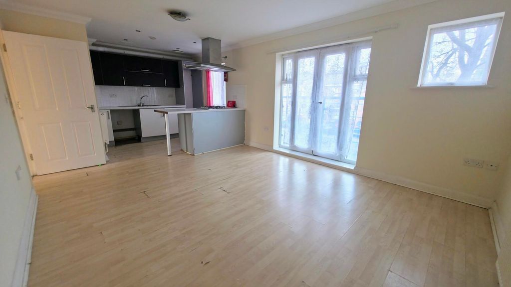 Property photo 2 of 10 Lounge Kitchen