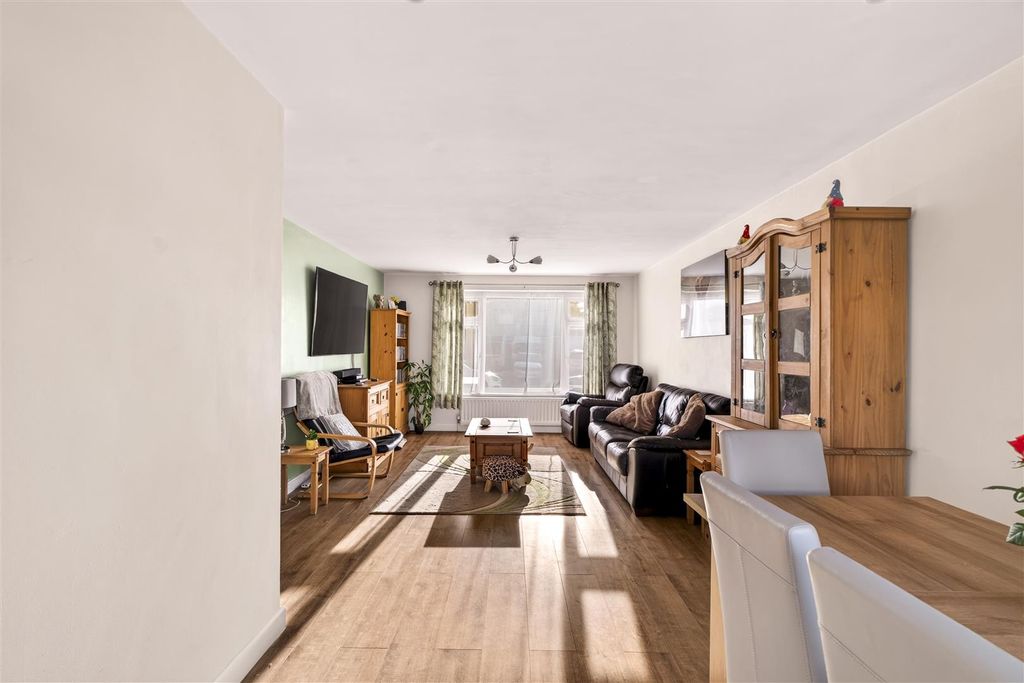 Property photo 2 of 29 4 Colne Close Final-8.Jpg