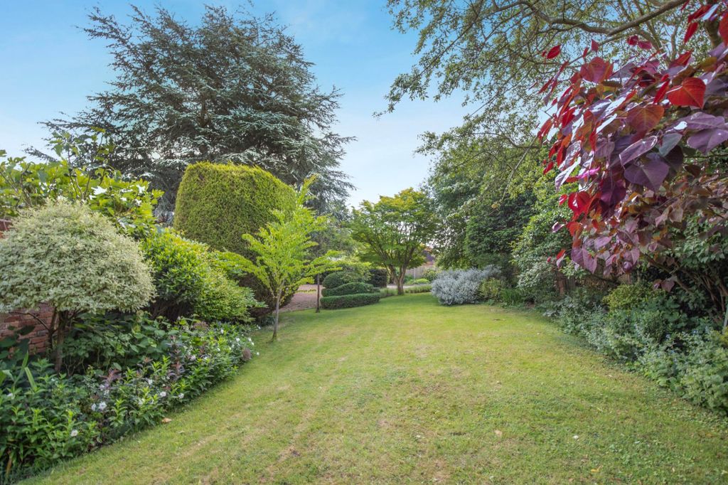 Property photo 2 of 26 Garden