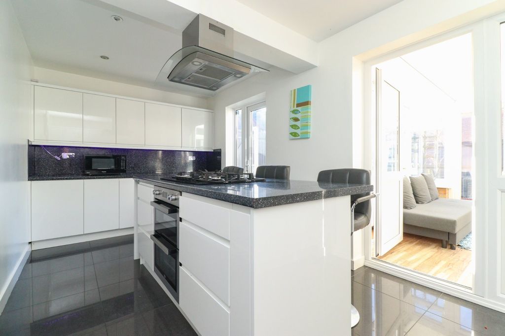 Property photo 3 of 10 Picture 3