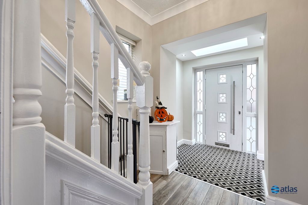 Property photo 2 of 19 Entrance Hallway