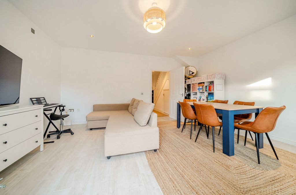 Property photo 2 of 27 1386349-10-694282...