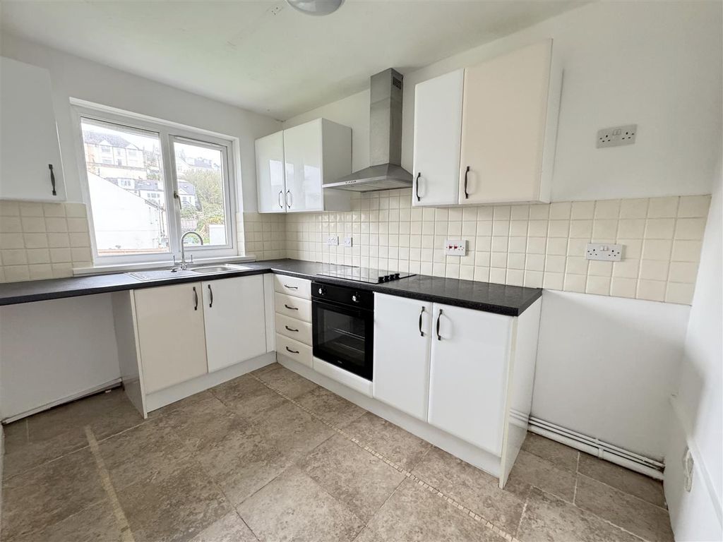 Property photo 2 of 9 Kitchen