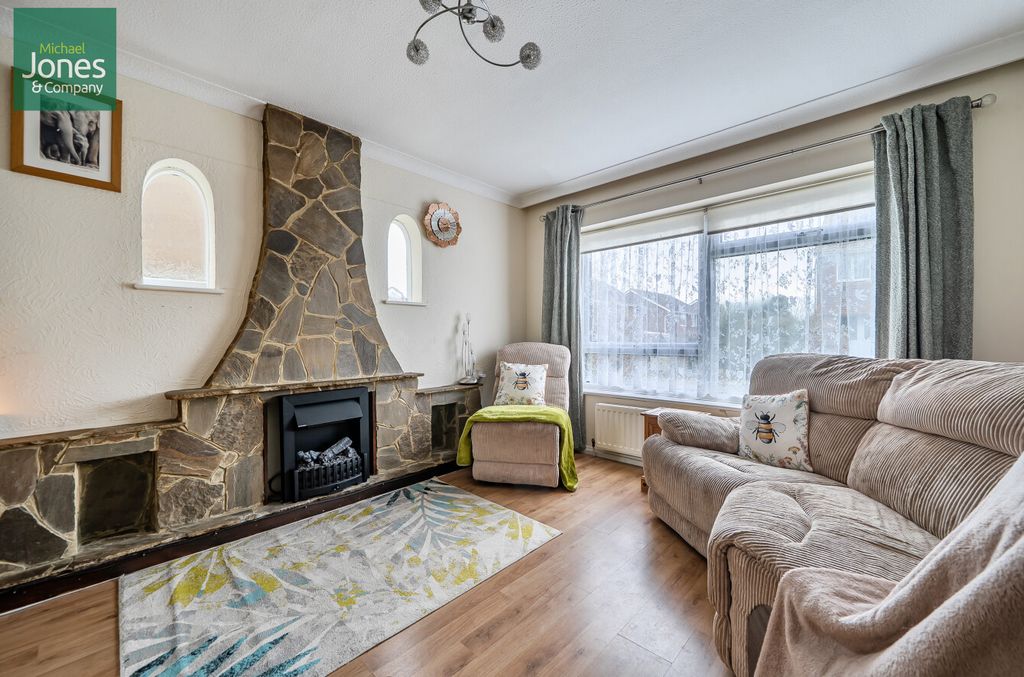 Property photo 2 of 8 B7243417-Fa32-47B...