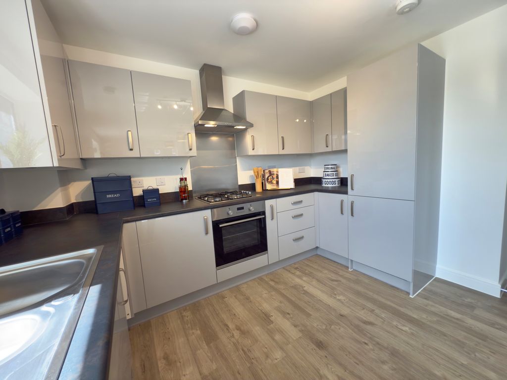 Property photo 3 of 10 Kitchen