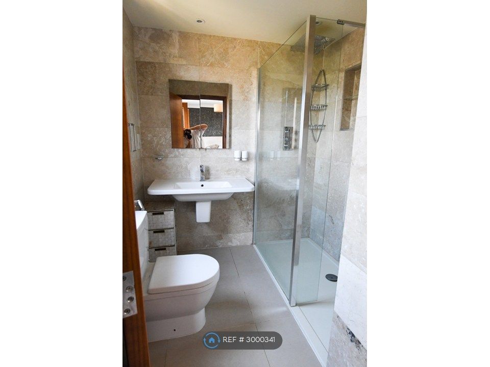 Property photo 2 of 7 En Suite Bathroom