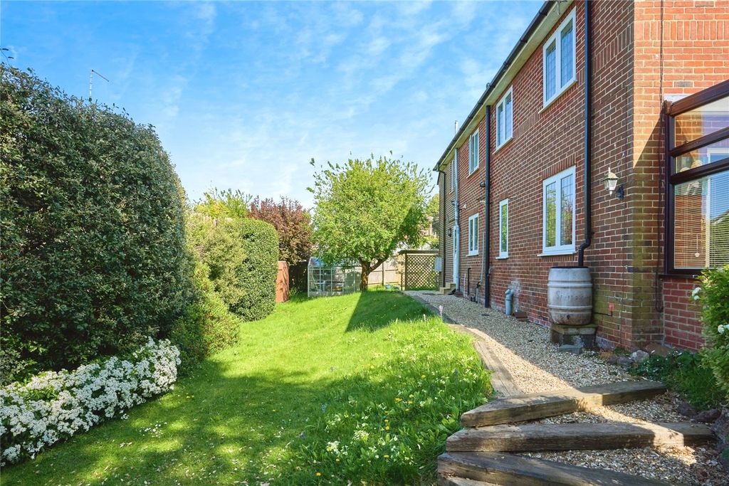 Property photo 1 of 30 Gardens