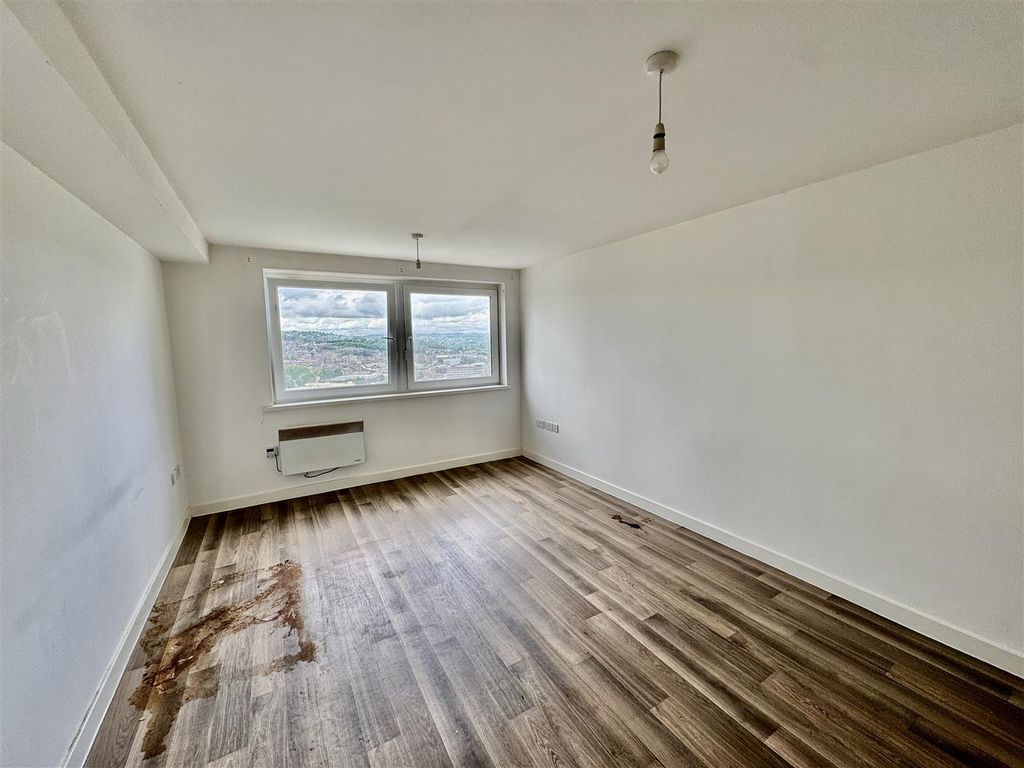 Property photo 3 of 7 Living Space