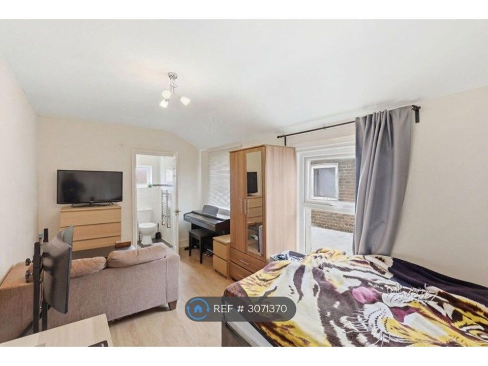 Property photo 2 of 6 Bedroom