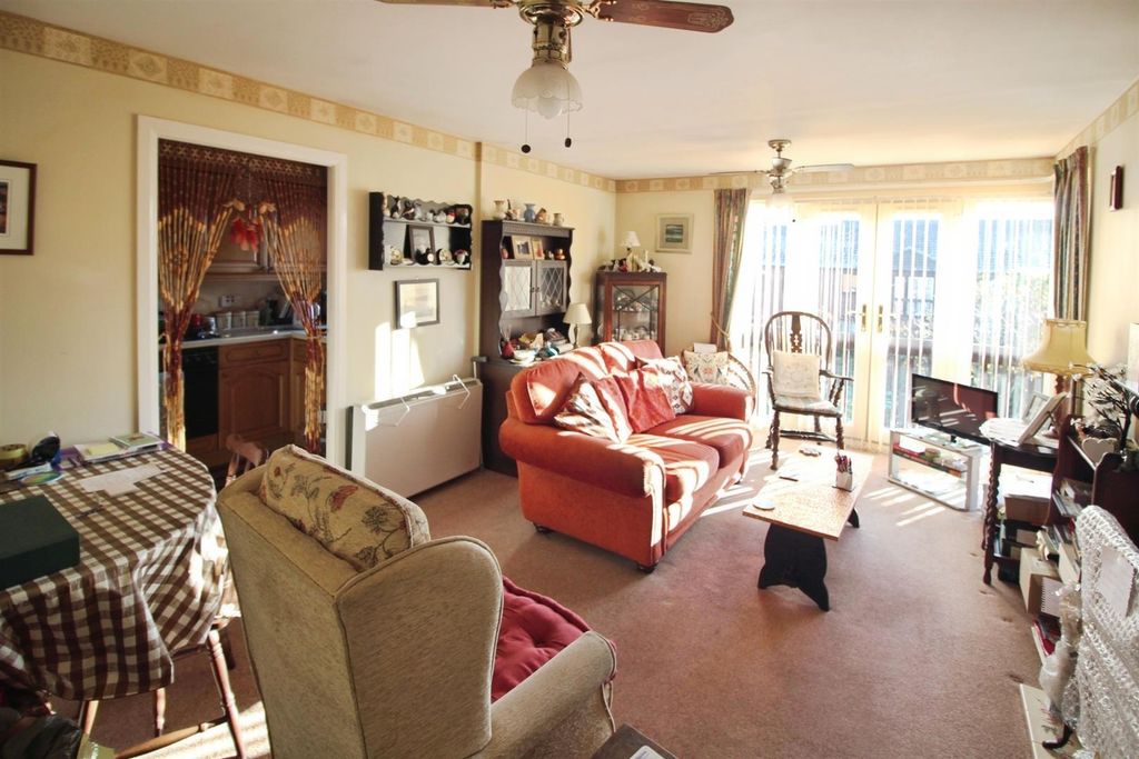 Property photo 2 of 6 Lounge