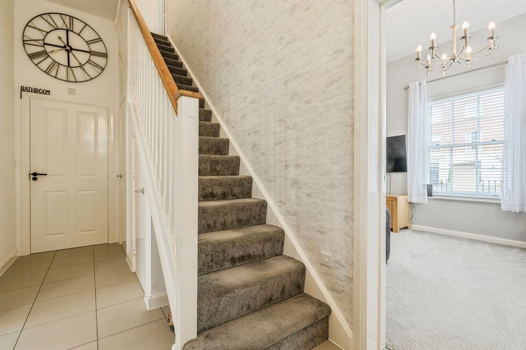 Property photo 2 of 34 Entrance Hall