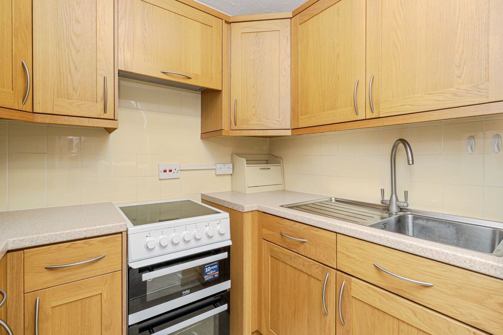 Property photo 3 of 11 Kitchen