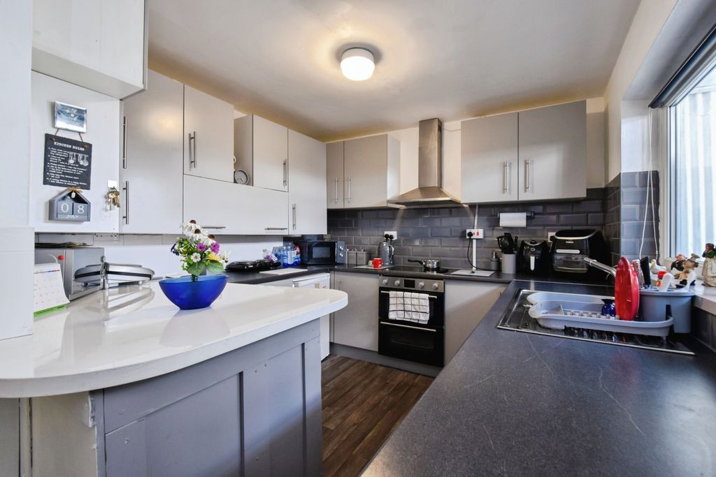 Property photo 3 of 19 Kitchen