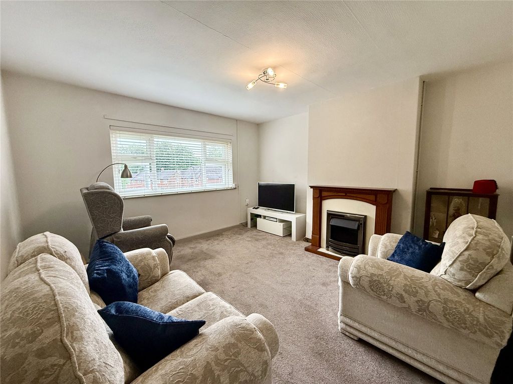 Property photo 3 of 11 Lounge