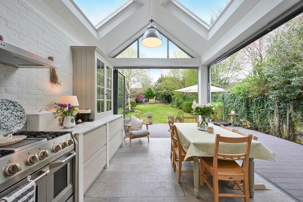 Property photo 2 of 26 Worple Road