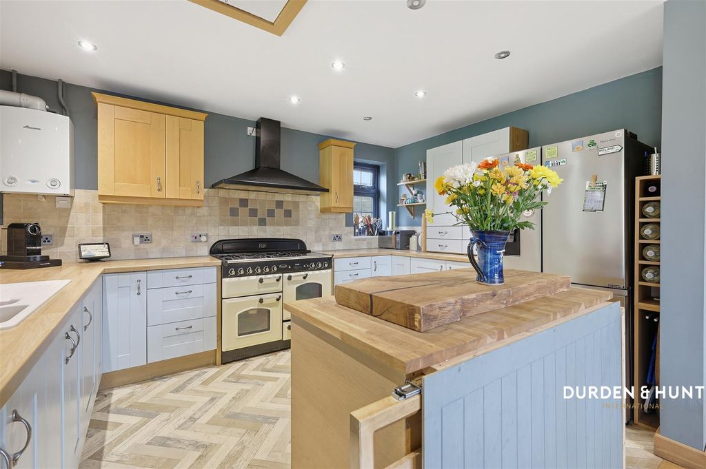 Property photo 3 of 25 Abbotts Lane