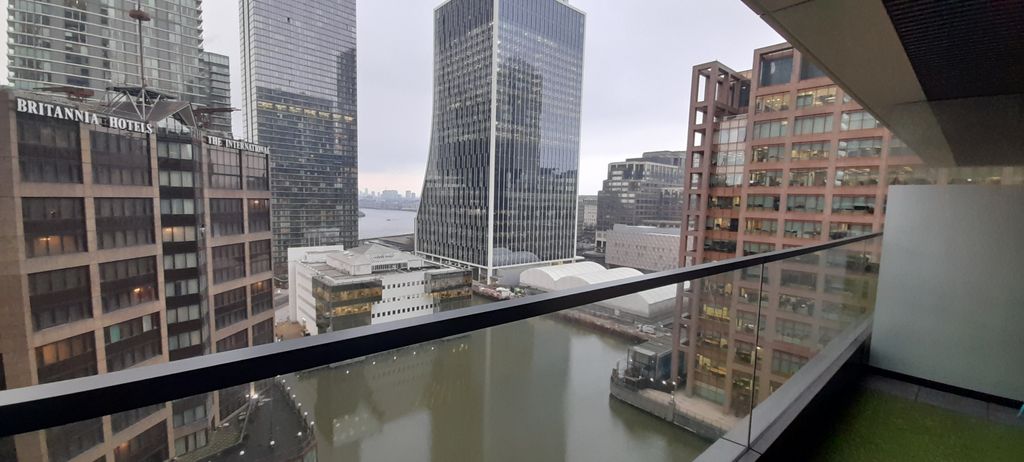Property photo 1 of 12 Studio To Rent Wards Place, London E14