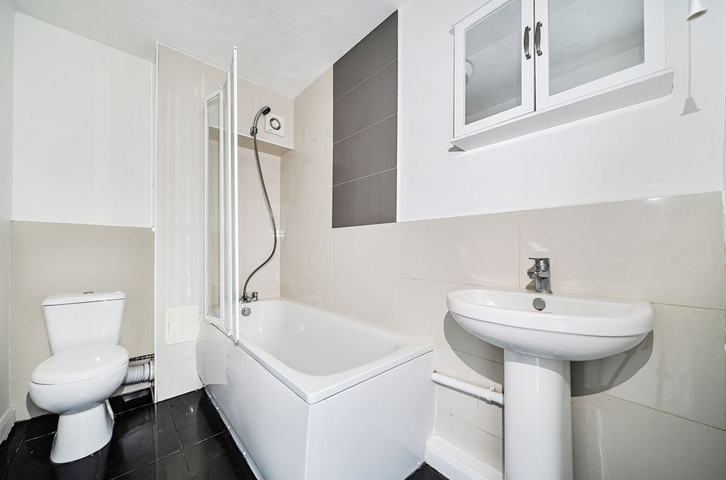 Property photo 3 of 19 Bathroom