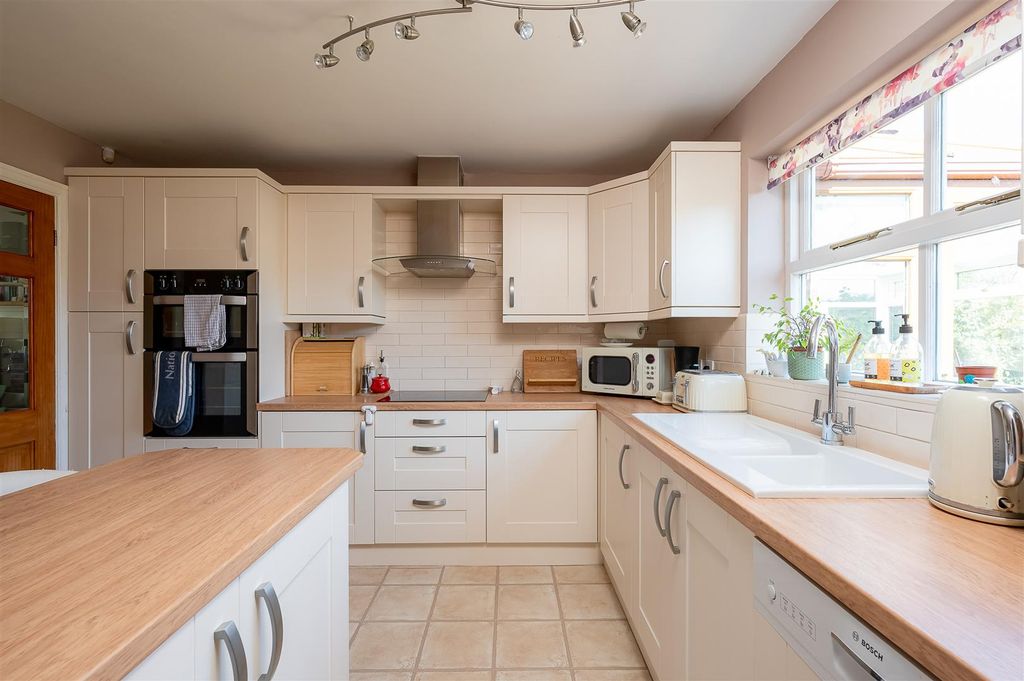 Property photo 2 of 19 Kitchen