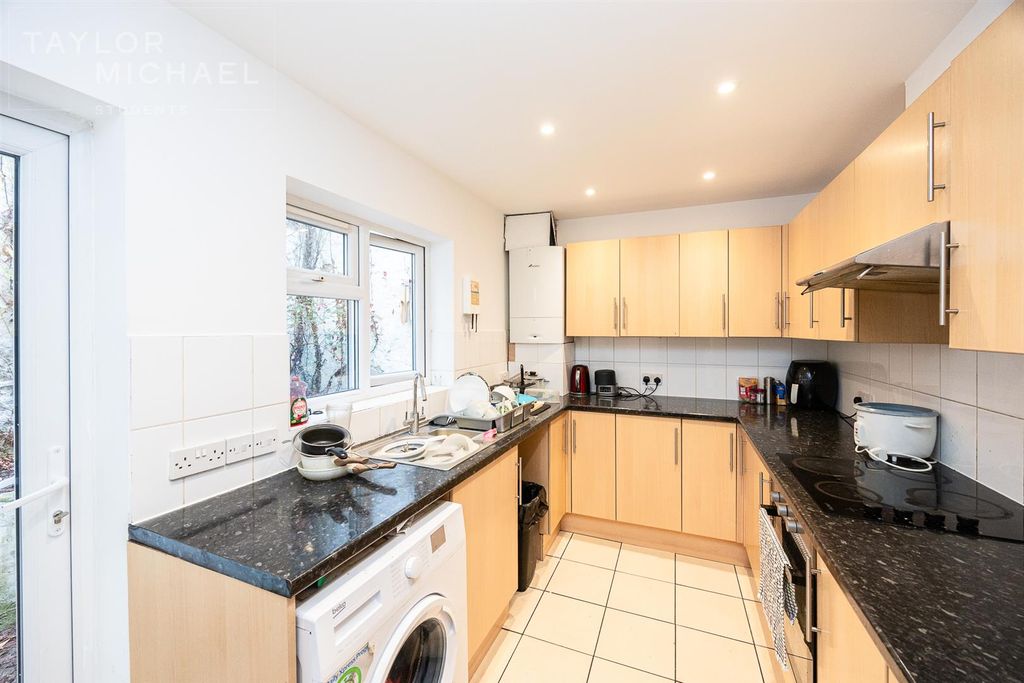 Property photo 1 of 7 Kitchen