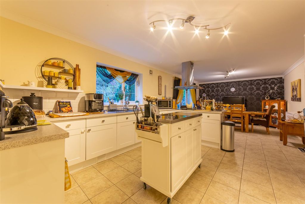 Property photo 1 of 46 5 Snatchwood Court-24.Jpg