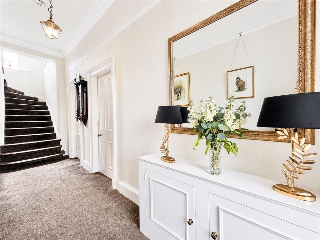 Property photo 2 of 33 Entrance Hall