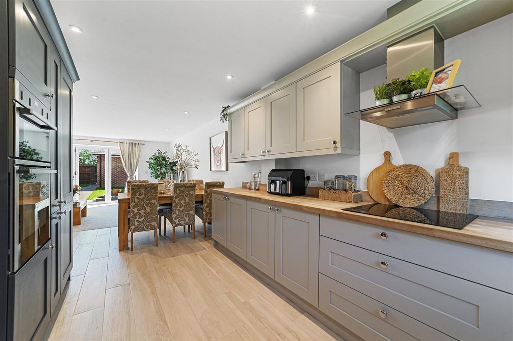 Property photo 3 of 18 Kitchen