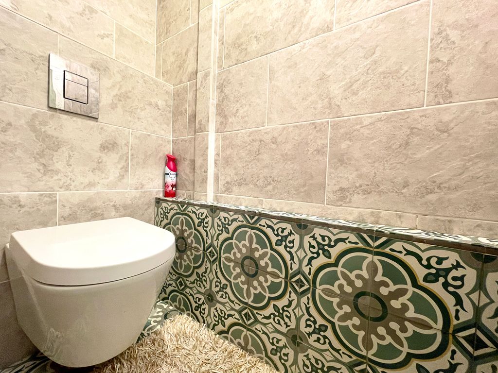 Property photo 3 of 10 Communal WC Aspect 2
