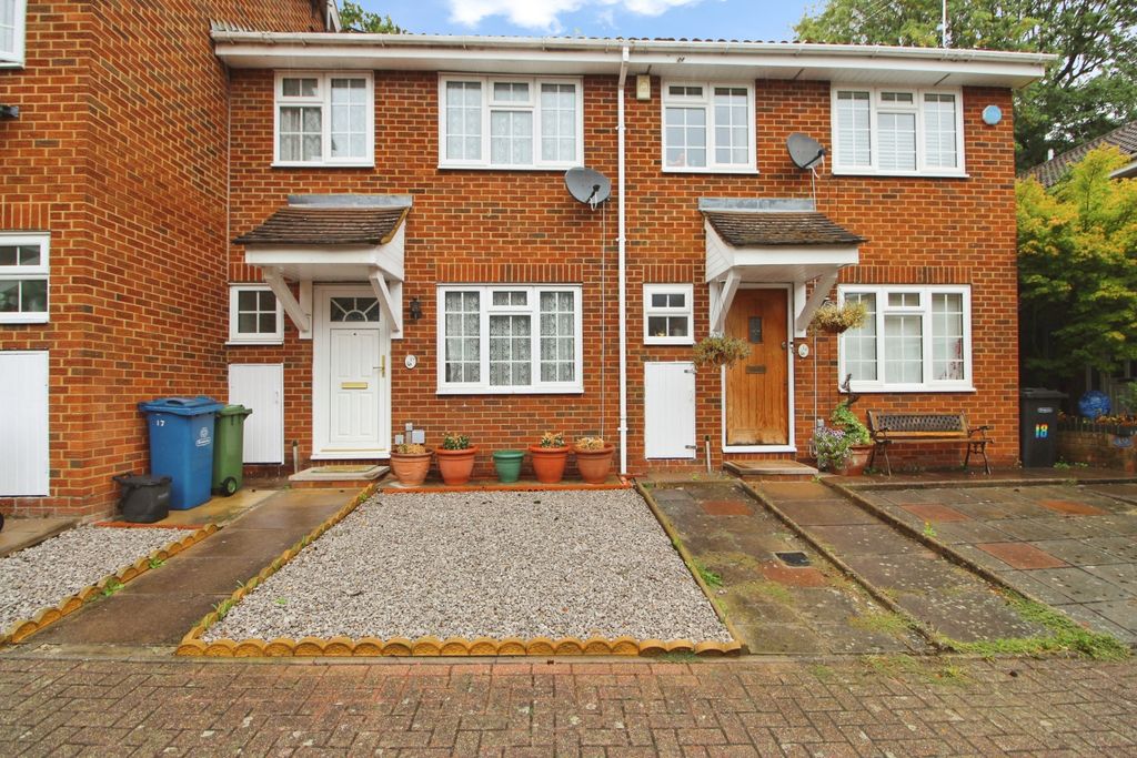 Property photo 1 of 18 Three Bedroom Terraced House To Let