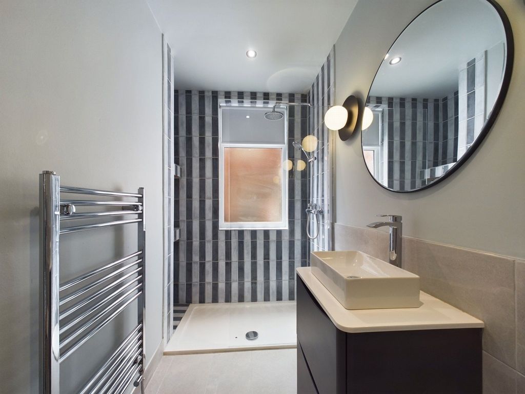 Property photo 2 of 9 Bathroom