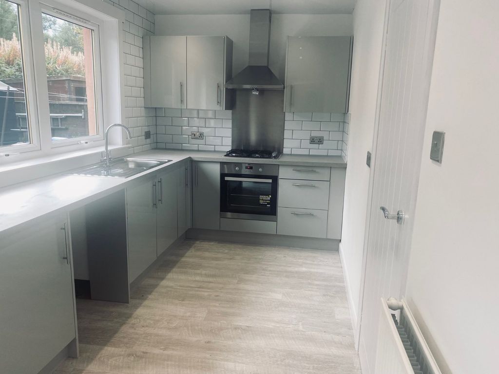 Property photo 3 of 7 Dining Kitchen