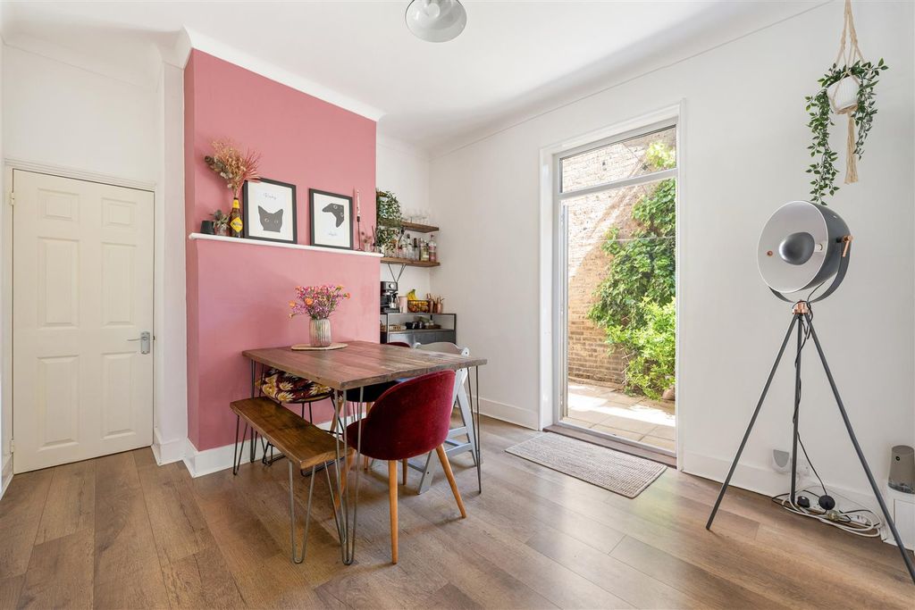 Property photo 3 of 32 Morley Road, E10