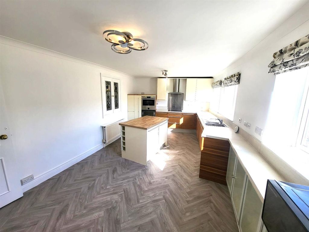 Property photo 3 of 21 16.Jpeg