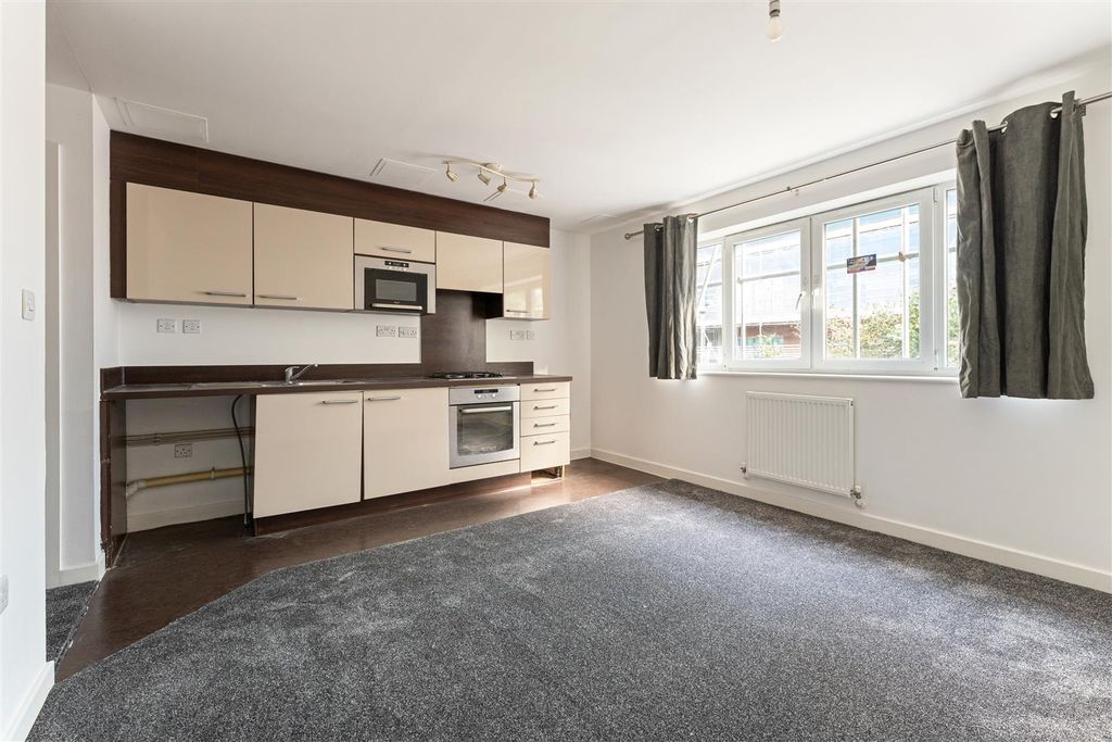 Property photo 3 of 19 Hawker Place, E17