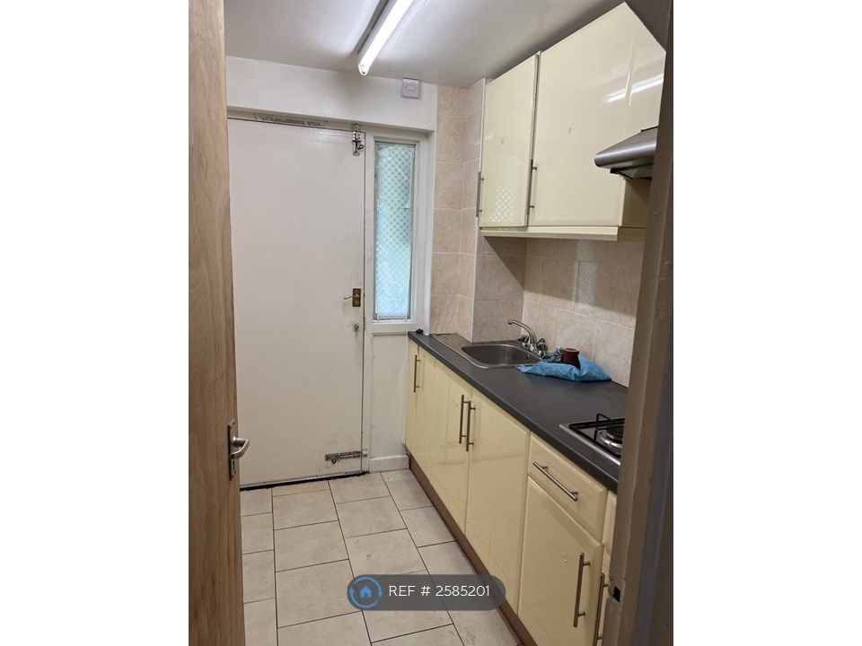 Property photo 3 of 11 Kitchenette
