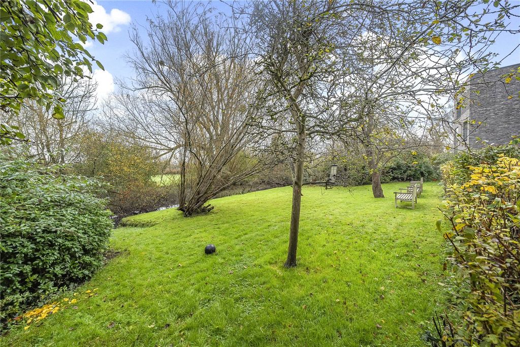 Property photo 1 of 12 Communal Gardens