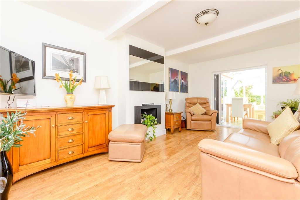 Property photo 3 of 15 Lounge