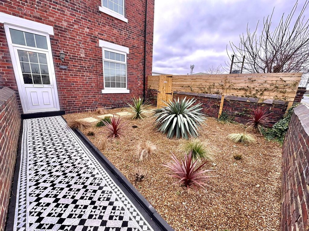 Property photo 2 of 27 Front Garden