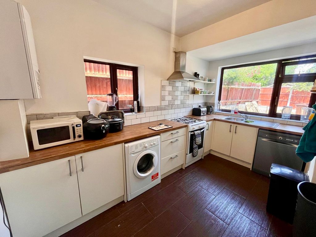 Property photo 2 of 11 Kitchen