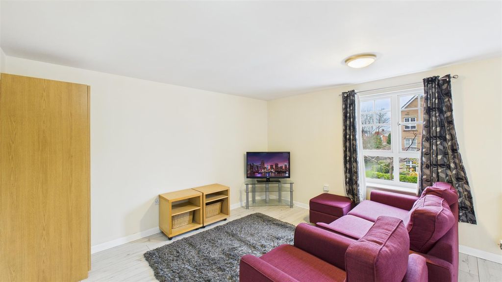 Property photo 3 of 11 Lounge/Dining Area