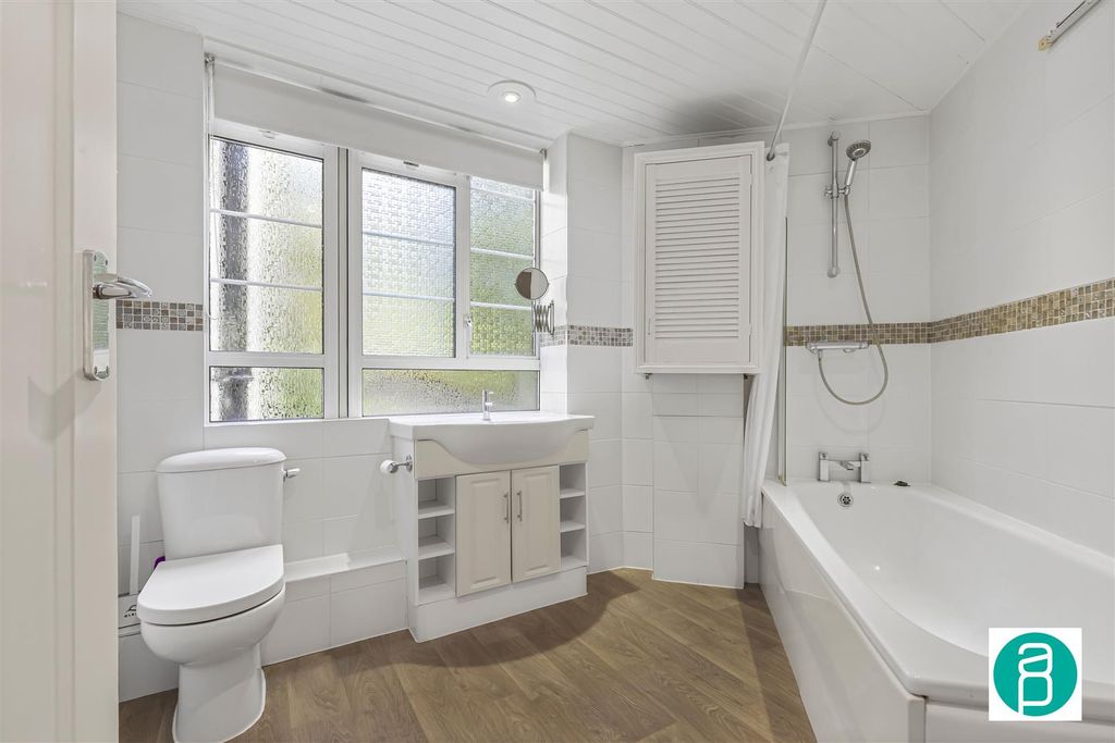 Property photo 3 of 10 Andrew_Purnell-84_Edge_Hill_Court-Sw19__7_.Jpg