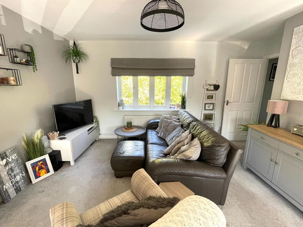 Property photo 2 of 11 Lounge.Jpg