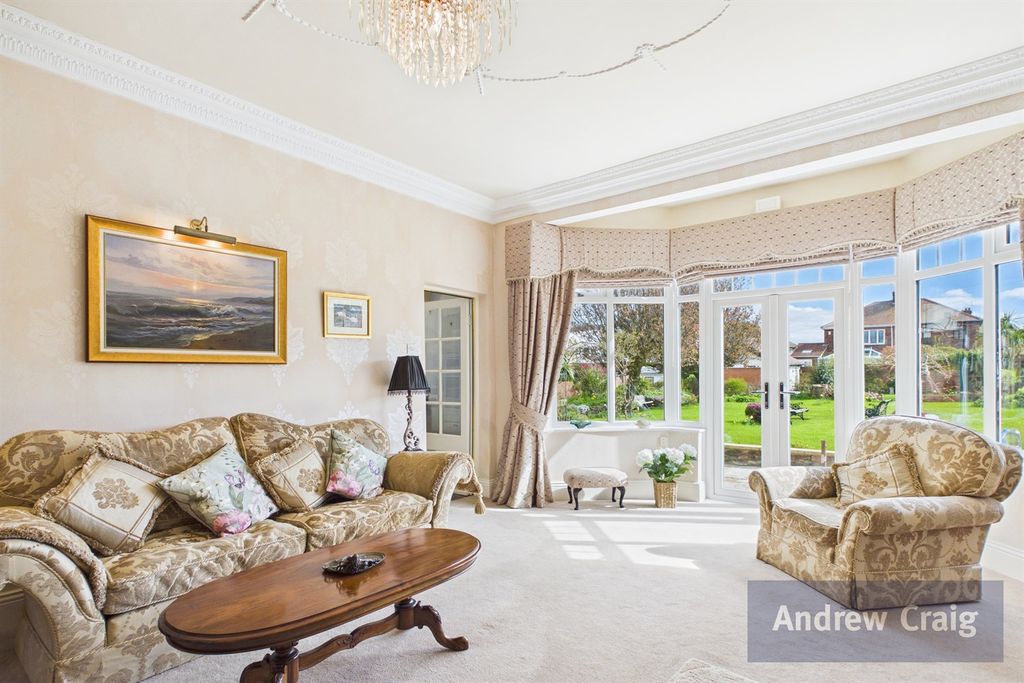 Property photo 2 of 25 Lounge